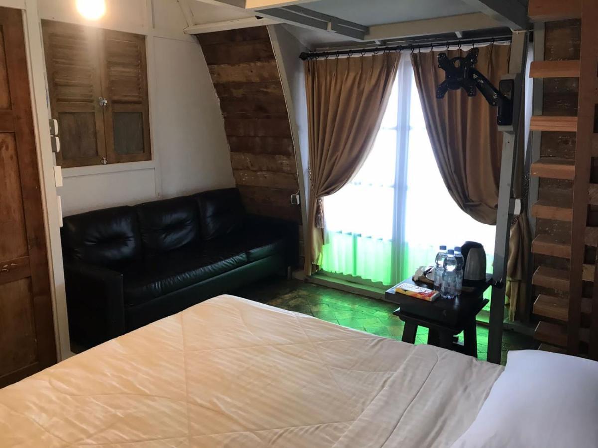 Villa Isabella Putri B&B Jepara Extérieur photo
